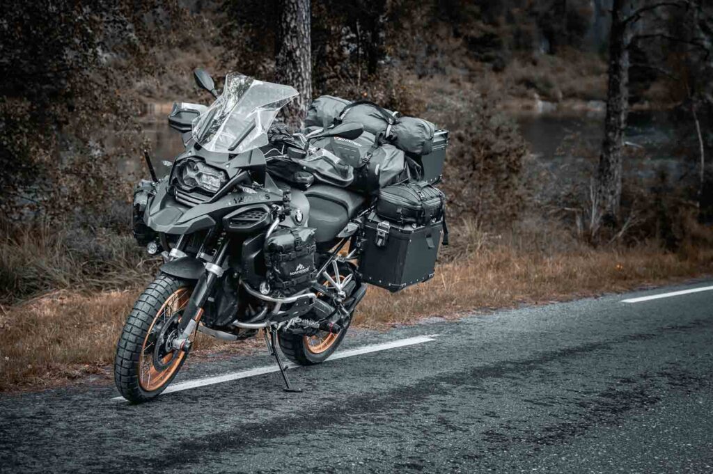 BMW R1250 GS Adventure HP blau weiß – nachträglicher Charakter in Schwarz Matt